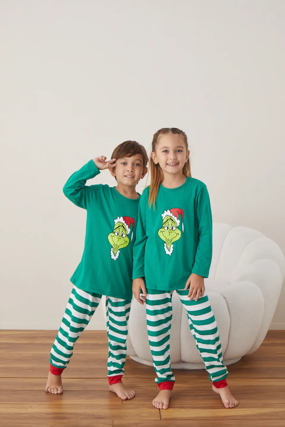 Pijama de Crăciun pentru copii, bluză verde și pantaloni dungi alb-verde, imprimeu „Grinch” - 2