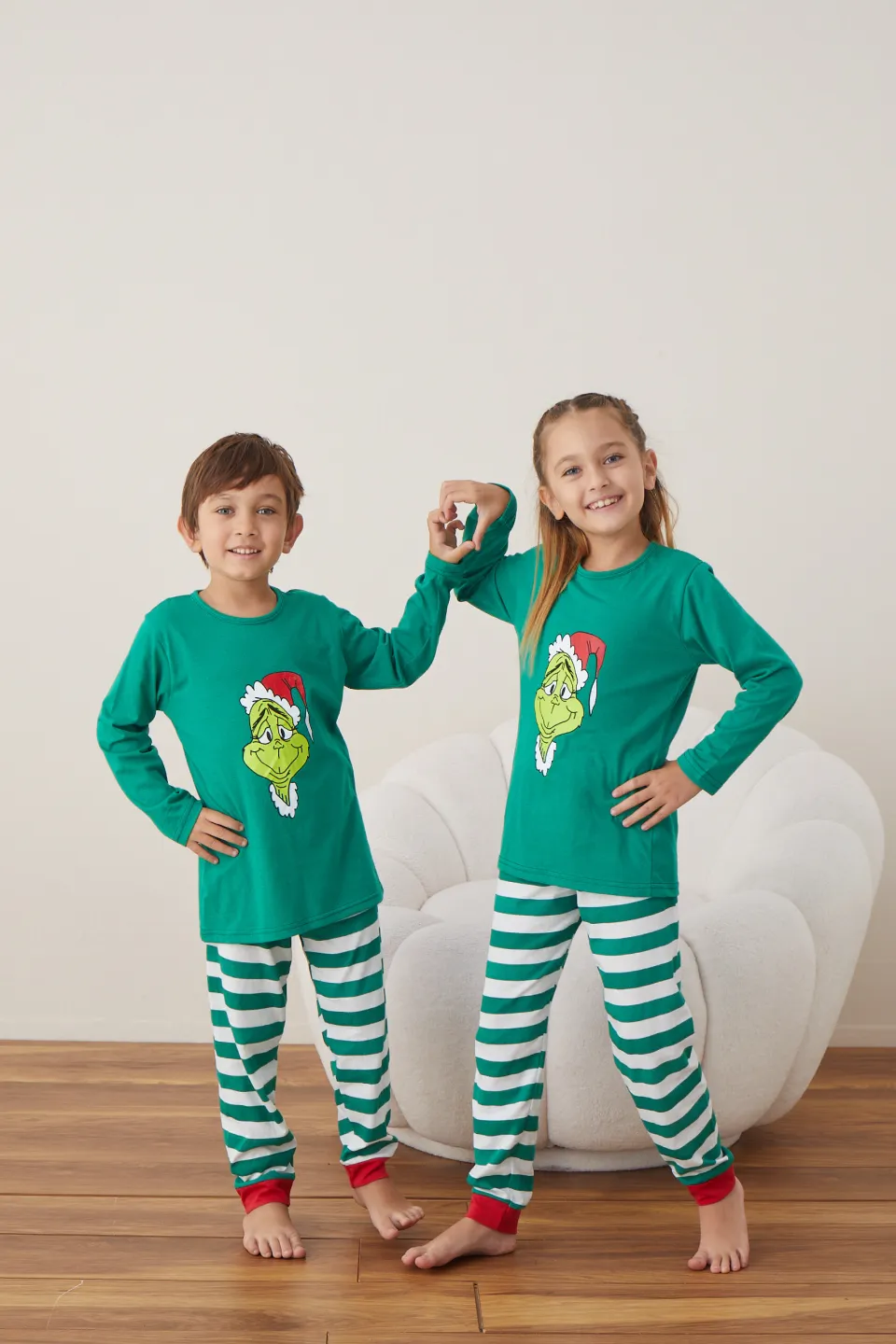 Pijama de Crăciun pentru copii, bluză verde și pantaloni dungi alb-verde, imprimeu „Grinch” - 1