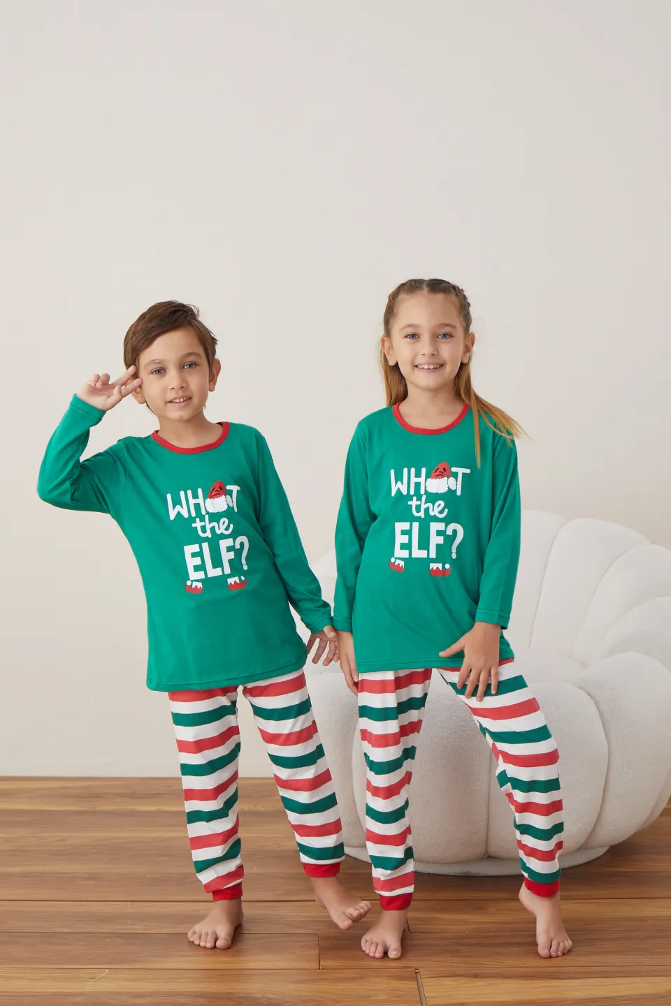 Pijama de Crăciun pentru copii, bluză verde și pantaloni în dungi verde, roșu și alb, imprimeu „What the Elf” - 1