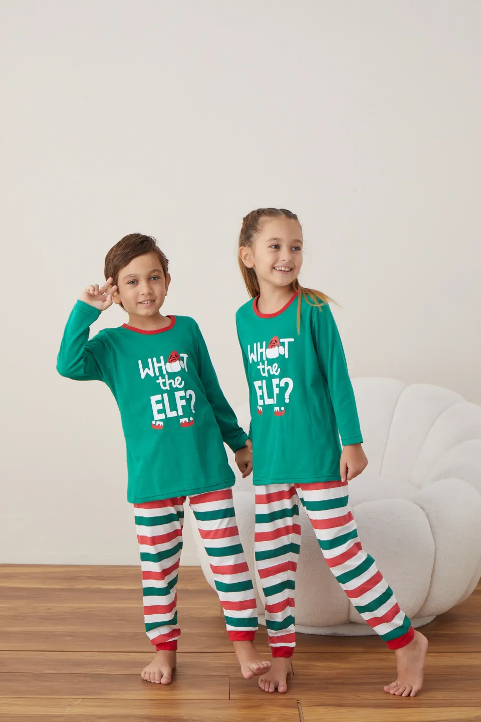 Pijama de Crăciun pentru copii, bluză verde și pantaloni în dungi verde, roșu și alb, imprimeu „What the Elf” - 2