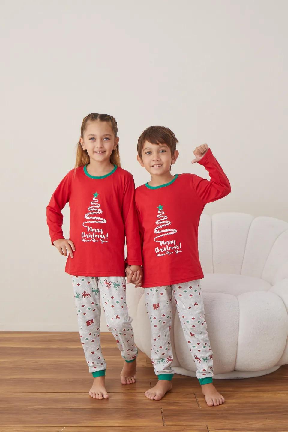 Pijama de Crăciun pentru copii, bluză roșie și pantaloni gri, imprimeu brad „Merry Christmas” - 1