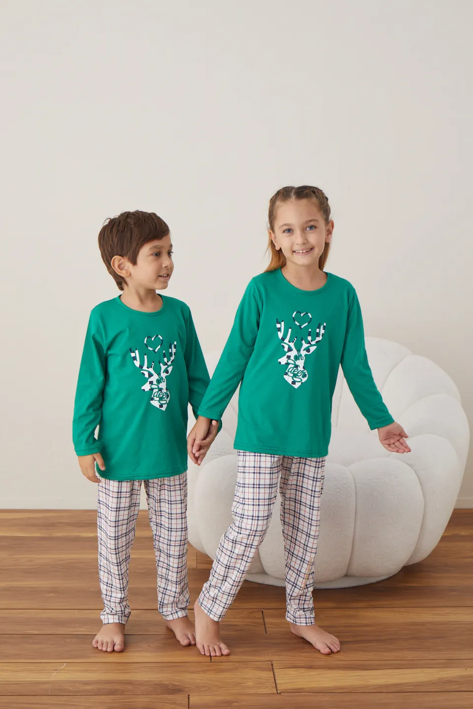 Pijama de Crăciun pentru copii, bluză verde și pantaloni albi în carouri, imprimeu „Oh Deer” - 3