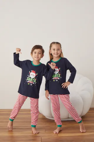 Pijama de Crăciun pentru copii, bluză bleumarin și pantaloni cu dungi alb-roșu, imprimeu „Santa Squad” hover