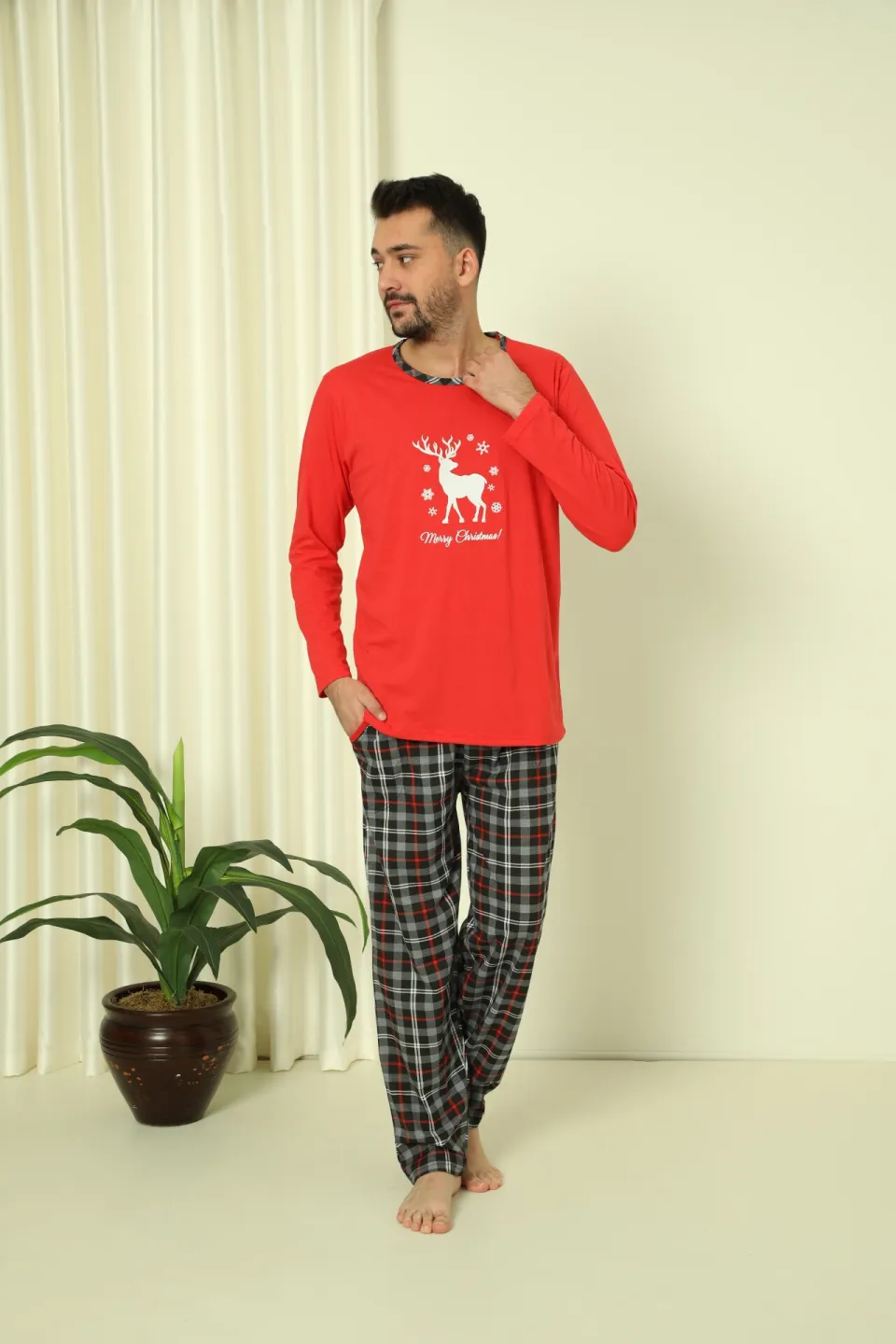 Pijama de Crăciun pentru bărbați, bluză roșie și pantaloni negri în carouri, imprimeu „Ren – Merry Christmas” - 3