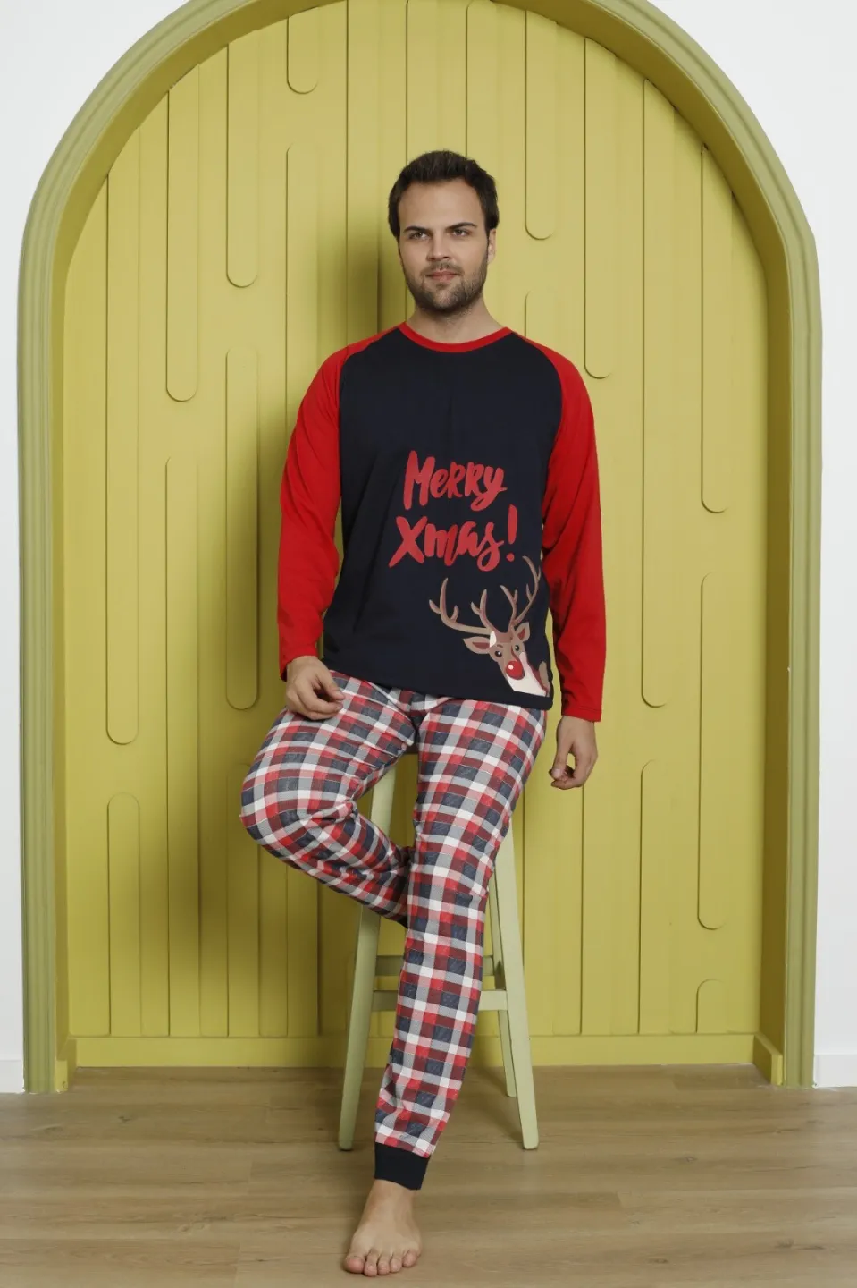 Pijama de Crăciun pentru bărbați, bluză neagră cu mâneci roșii și pantaloni în carouri, imprimeu „Merry Xmas!” - 1