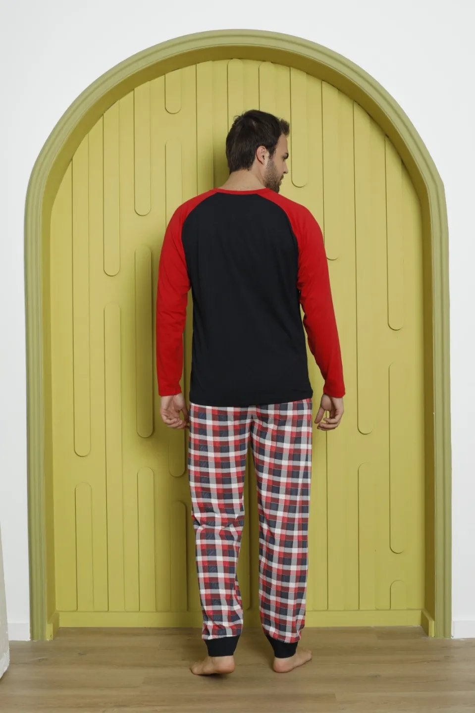 Pijama de Crăciun pentru bărbați, bluză neagră cu mâneci roșii și pantaloni în carouri, imprimeu „Merry Xmas!” - 2