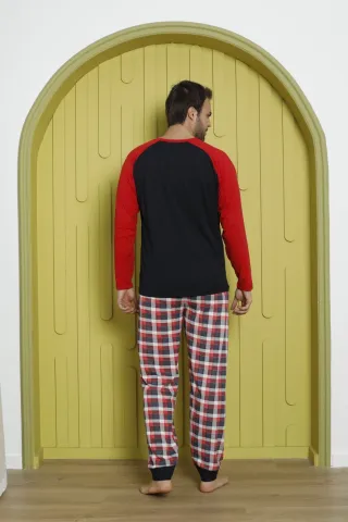 Pijama de Crăciun pentru bărbați, bluză neagră cu mâneci roșii și pantaloni în carouri, imprimeu „Merry Xmas!” hover