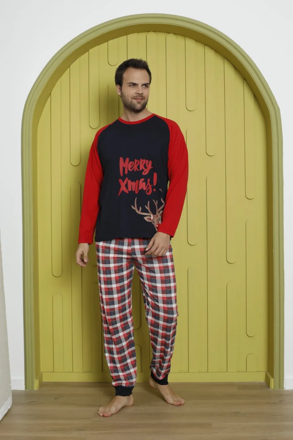 Pijama de Crăciun pentru bărbați, bluză neagră cu mâneci roșii și pantaloni în carouri, imprimeu „Merry Xmas!” - 4