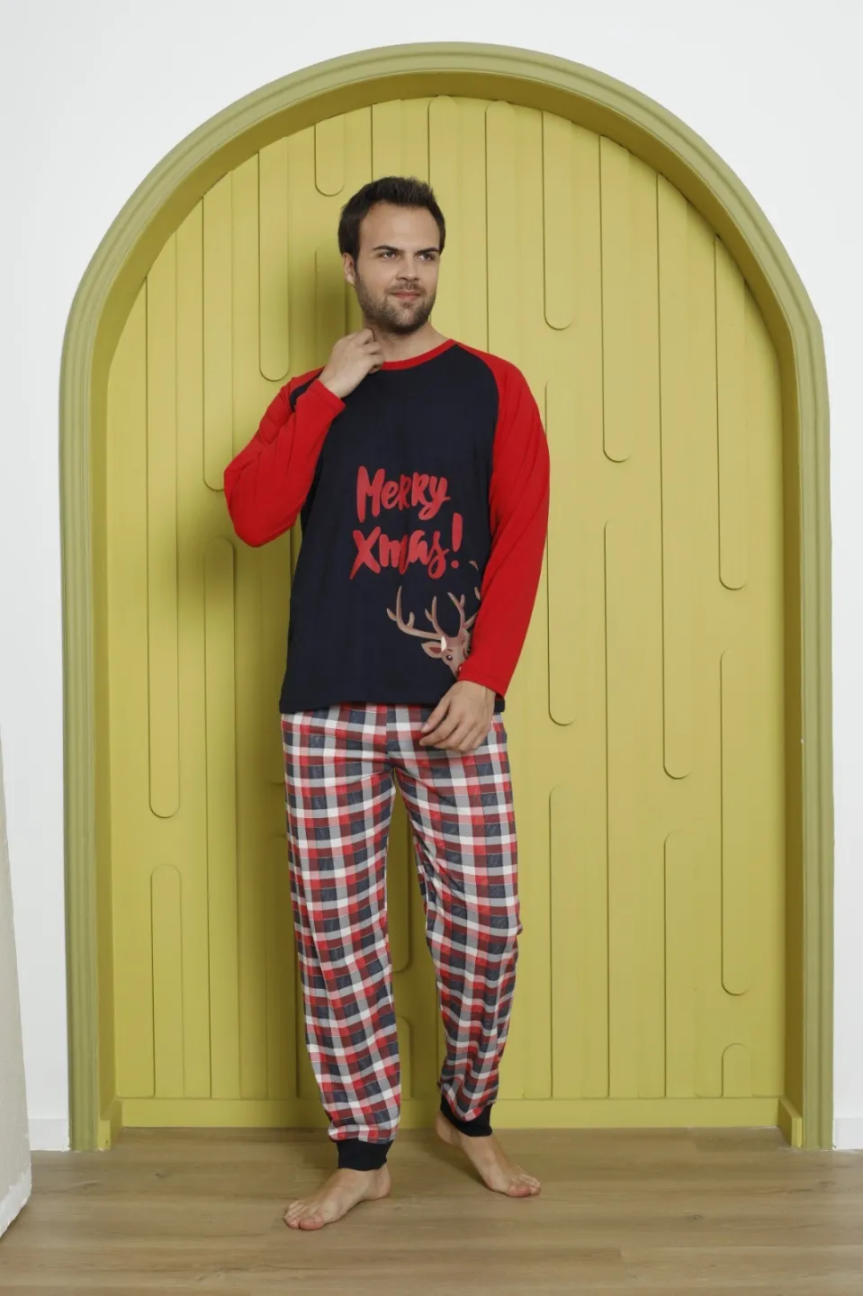 Pijama de Crăciun pentru bărbați, bluză neagră cu mâneci roșii și pantaloni în carouri, imprimeu „Merry Xmas!” - 5