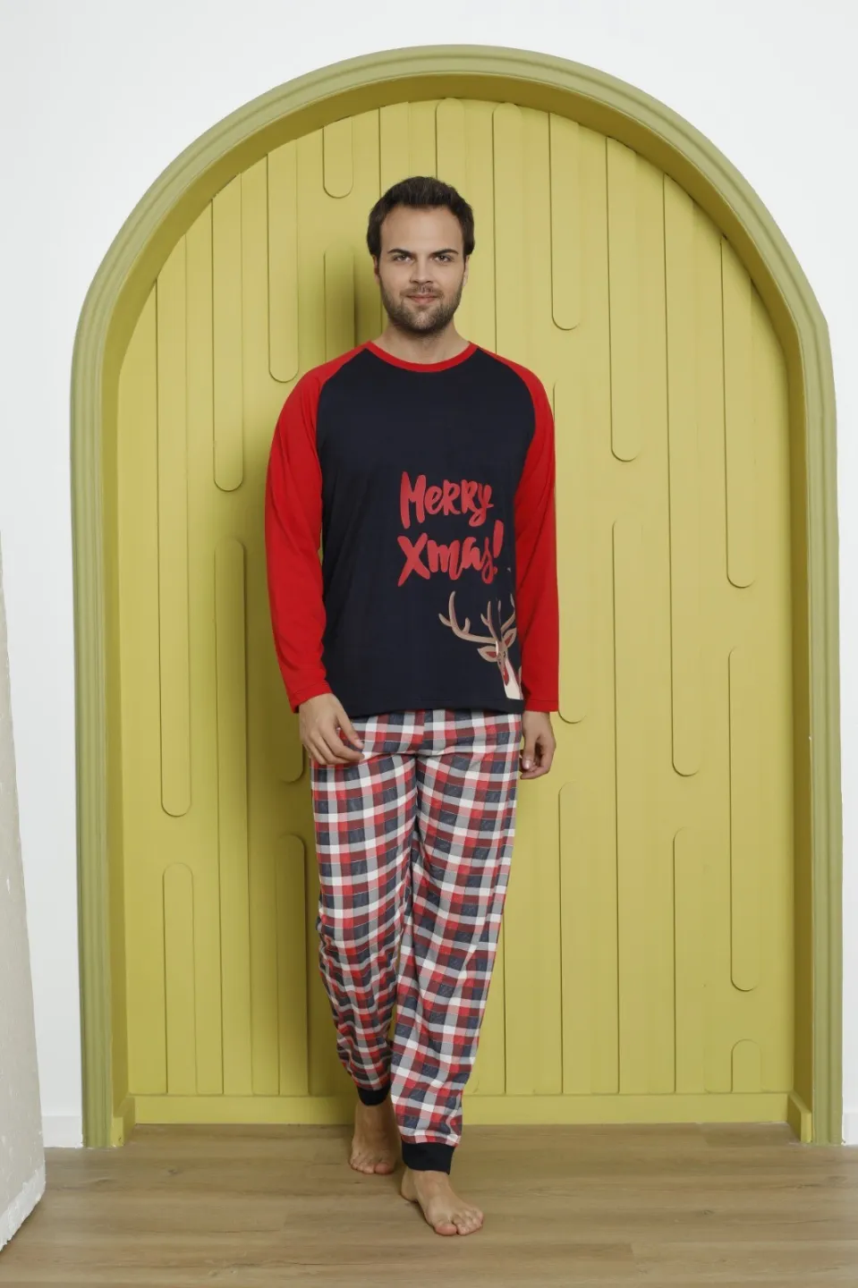 Pijama de Crăciun pentru bărbați, bluză neagră cu mâneci roșii și pantaloni în carouri, imprimeu „Merry Xmas!” - 6