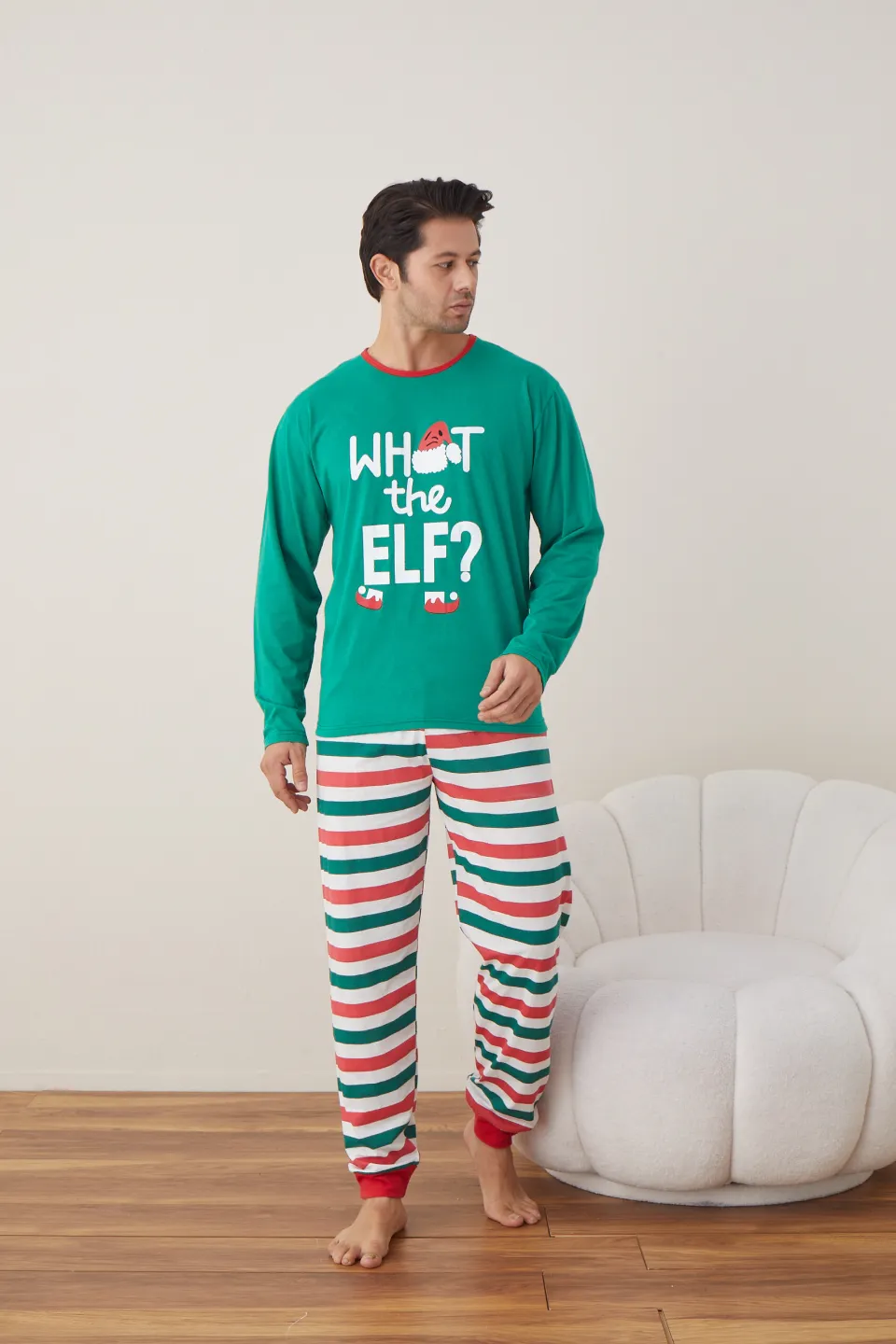 Pijama de Crăciun pentru bărbați, bluză verde și pantaloni în dungi verde, roșu și alb, imprimeu „What the Elf” - 1