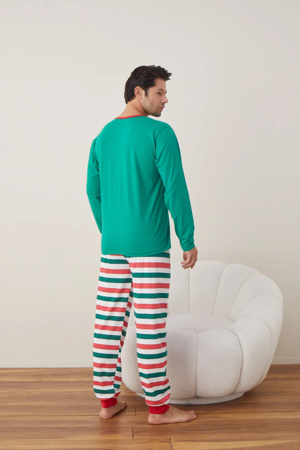Pijama de Crăciun pentru bărbați, bluză verde și pantaloni în dungi verde, roșu și alb, imprimeu „What the Elf” - 4