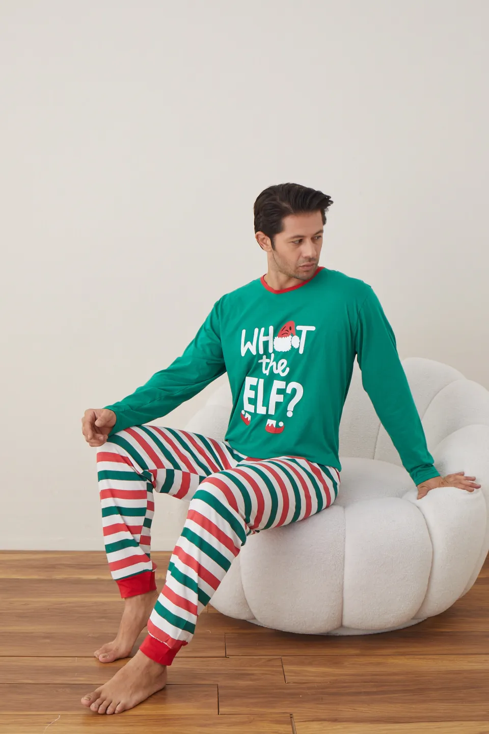 Pijama de Crăciun pentru bărbați, bluză verde și pantaloni în dungi verde, roșu și alb, imprimeu „What the Elf” - 5