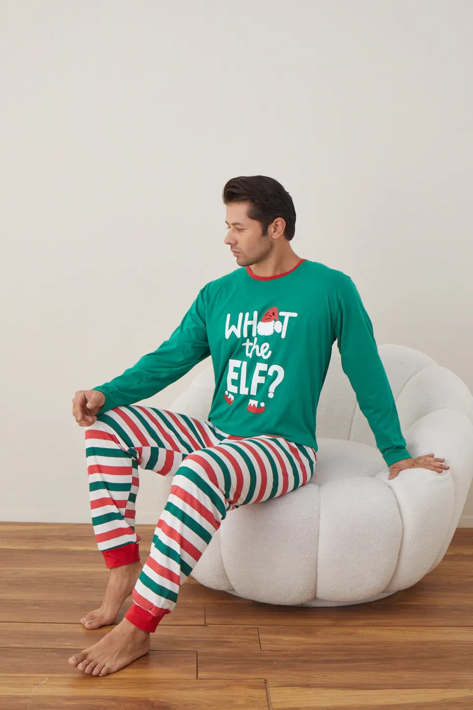 Pijama de Crăciun pentru bărbați, bluză verde și pantaloni în dungi verde, roșu și alb, imprimeu „What the Elf” - 6