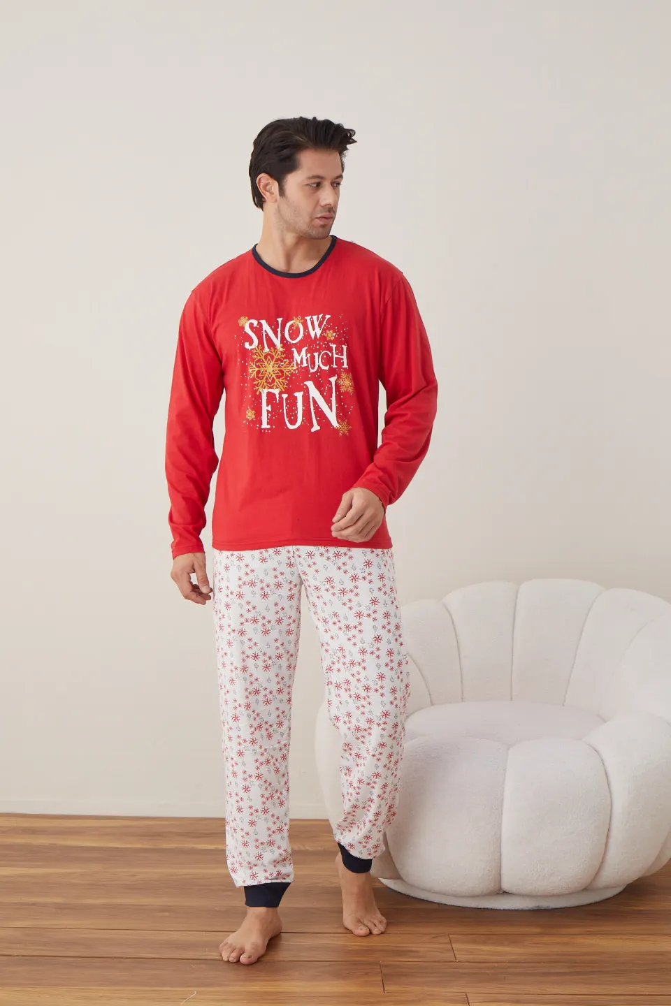 Pijama de Crăciun pentru bărbați „Snow Much Fun”, bluză roșie cu mânecă lungă și pantaloni albi cu fulgi - 2