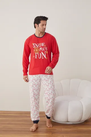 Pijama de Crăciun pentru bărbați „Snow Much Fun”, bluză roșie cu mânecă lungă și pantaloni albi cu fulgi hover