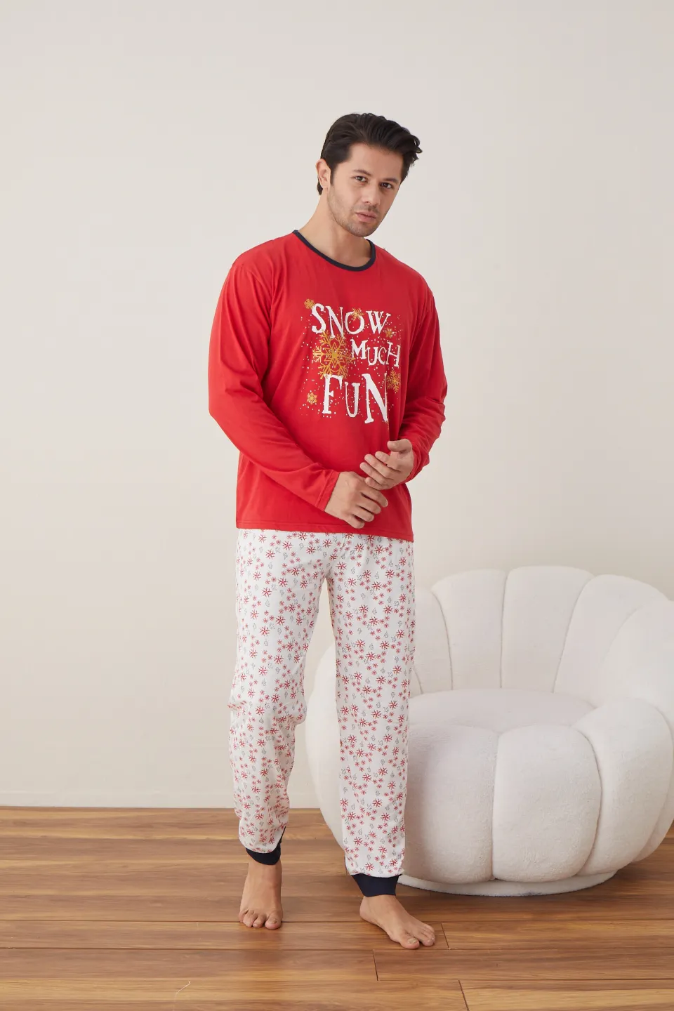 Pijama de Crăciun pentru bărbați „Snow Much Fun”, bluză roșie cu mânecă lungă și pantaloni albi cu fulgi - 1