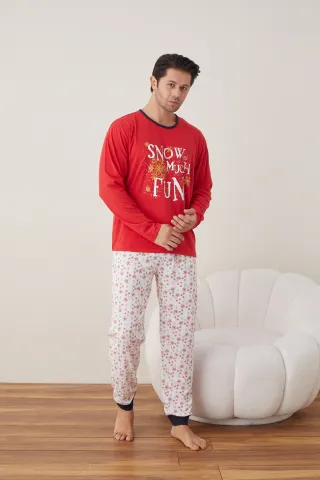 Pijama de Crăciun pentru bărbați „Snow Much Fun”, bluză roșie cu mânecă lungă și pantaloni albi cu fulgi