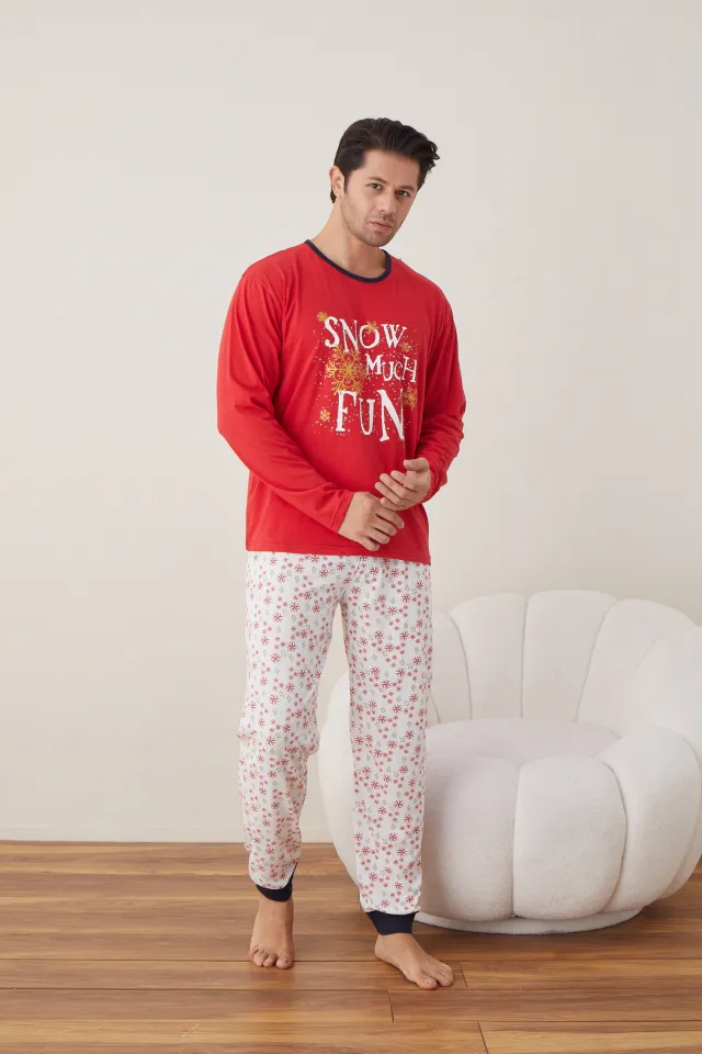 Pijama de Crăciun pentru bărbați „Snow Much Fun”, bluză roșie cu mânecă lungă și pantaloni albi cu fulgi