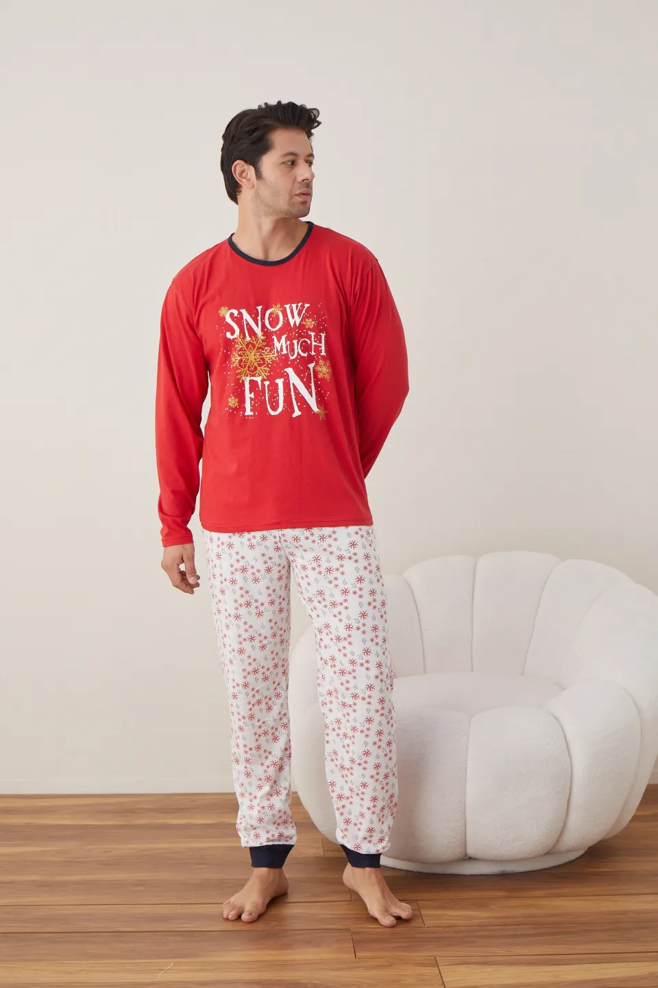Pijama de Crăciun pentru bărbați „Snow Much Fun”, bluză roșie cu mânecă lungă și pantaloni albi cu fulgi - 3