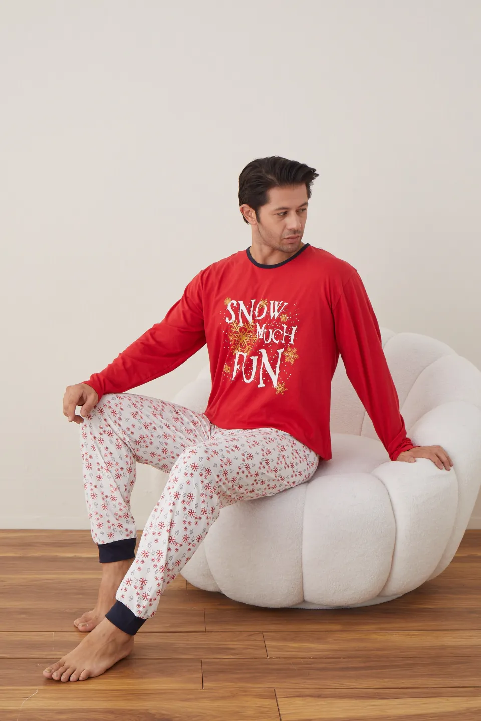 Pijama de Crăciun pentru bărbați „Snow Much Fun”, bluză roșie cu mânecă lungă și pantaloni albi cu fulgi - 4