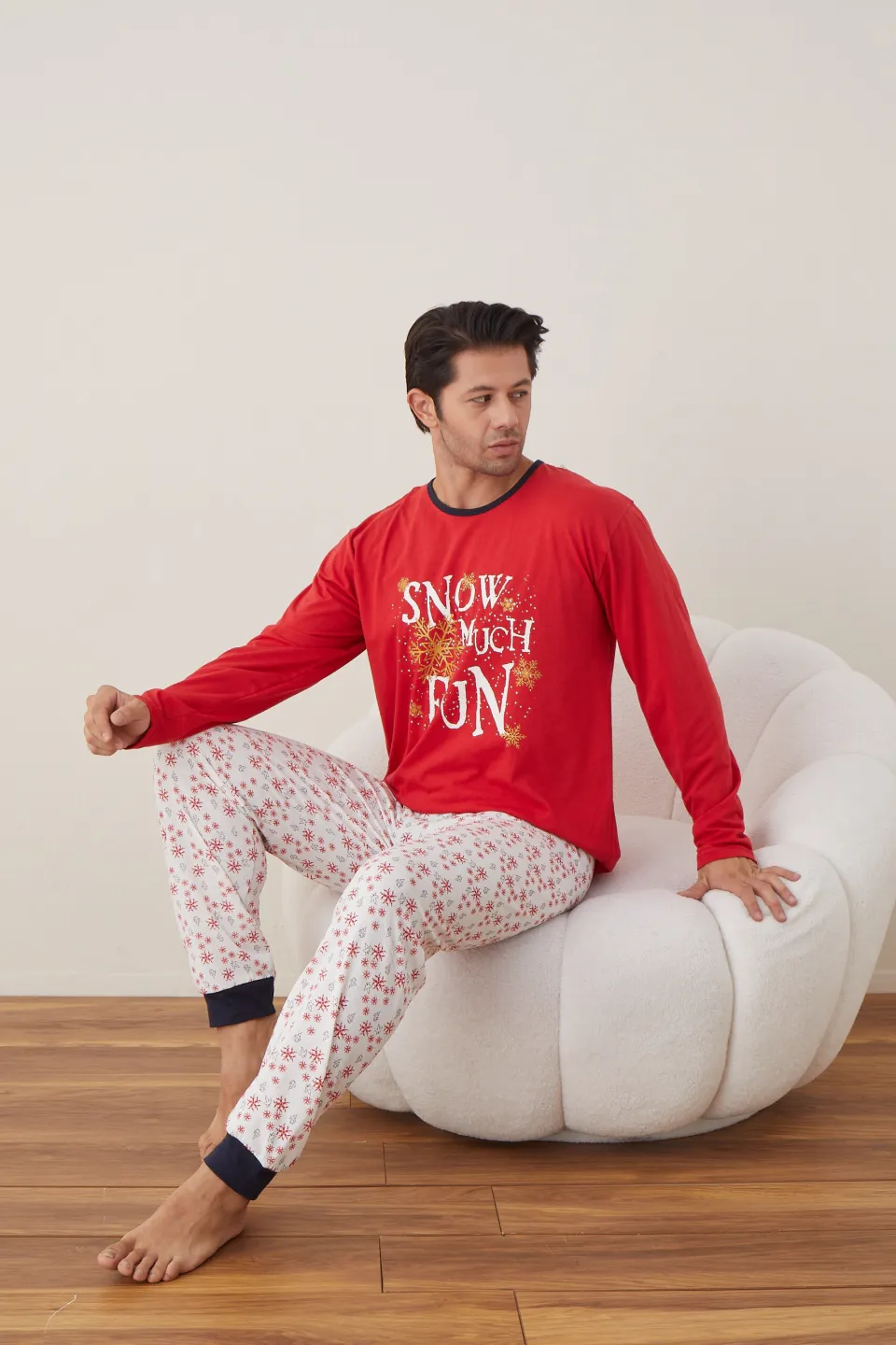 Pijama de Crăciun pentru bărbați „Snow Much Fun”, bluză roșie cu mânecă lungă și pantaloni albi cu fulgi - 6