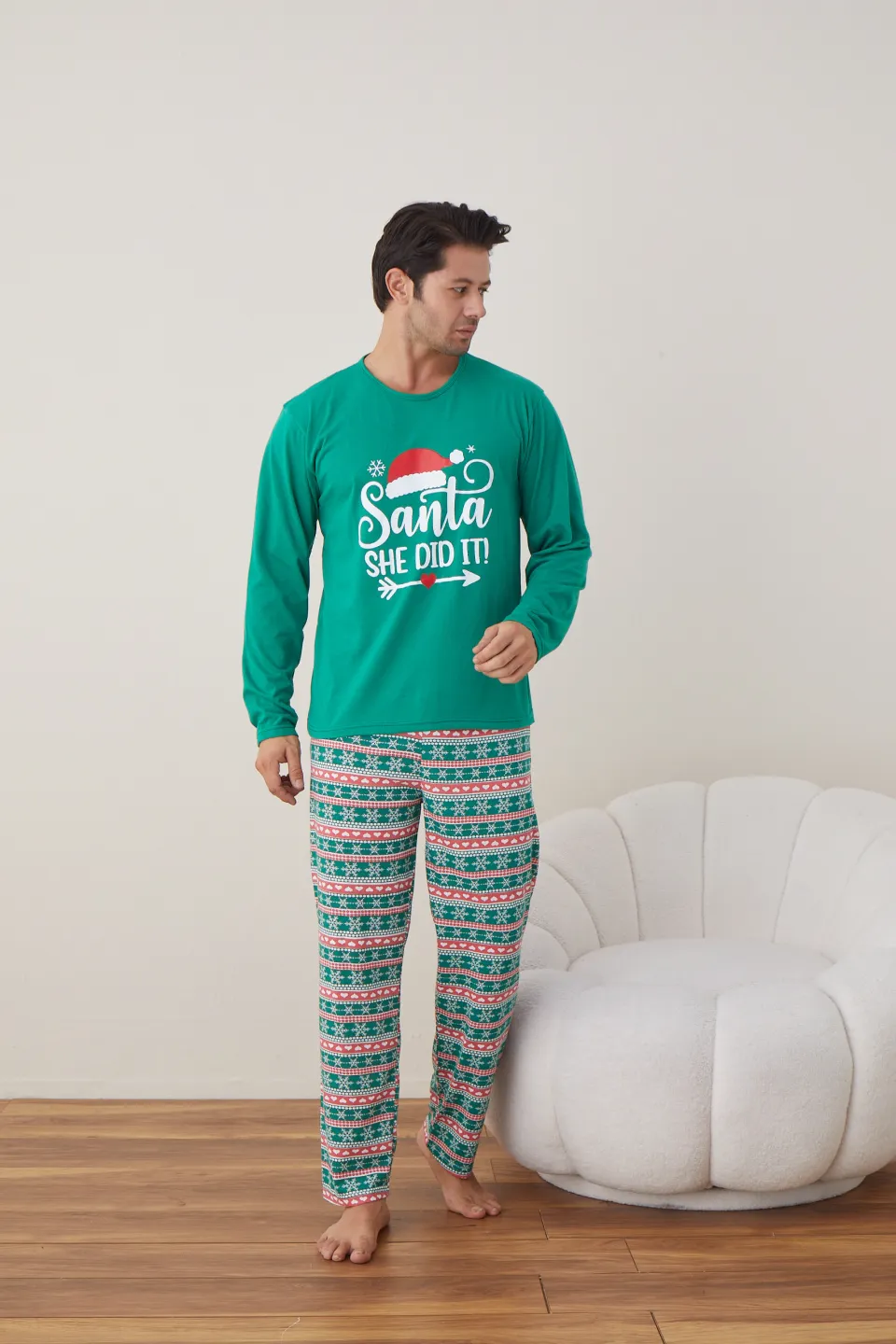 Pijama de Crăciun pentru bărbați, bluză verde și pantaloni verzi cu roșu, imprimeu „Santa She Did It” - 2