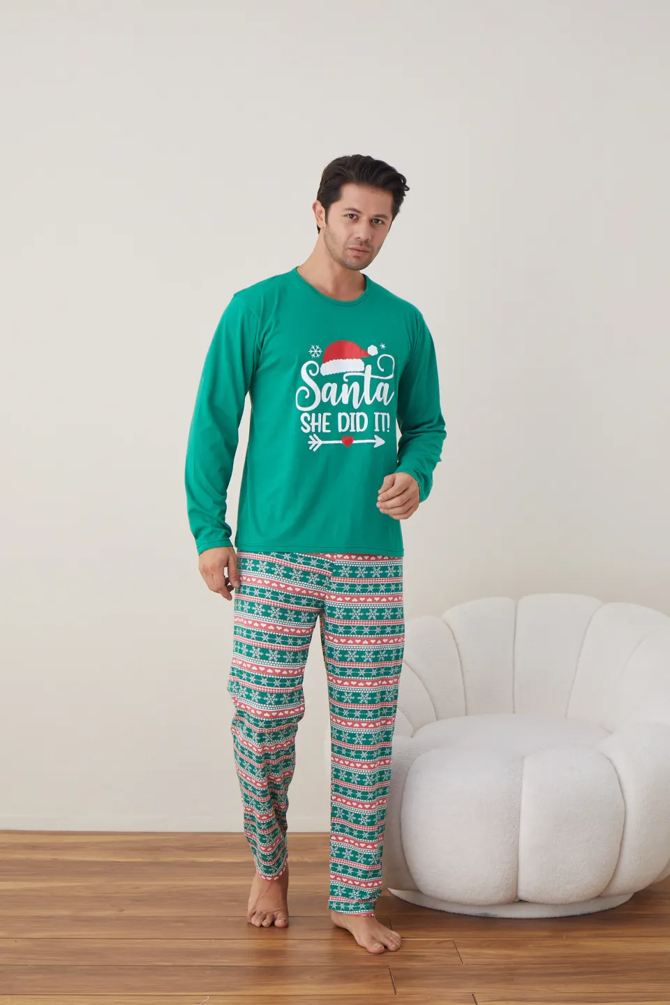 Pijama de Crăciun pentru bărbați, bluză verde și pantaloni verzi cu roșu, imprimeu „Santa She Did It” - 1