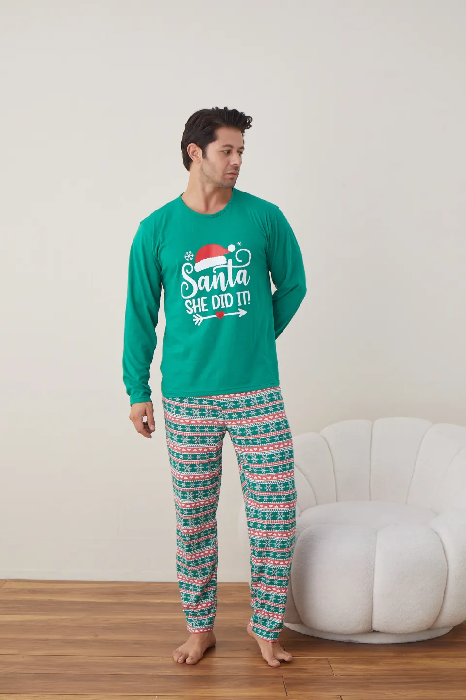 Pijama de Crăciun pentru bărbați, bluză verde și pantaloni verzi cu roșu, imprimeu „Santa She Did It” - 3