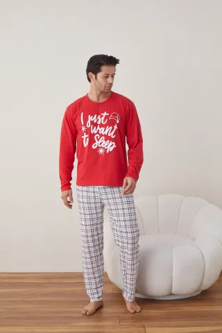 Pijama de Crăciun pentru bărbați, bluză roșie și pantaloni albi cu carouri, imprimeu „I Just Want Sleep” hover