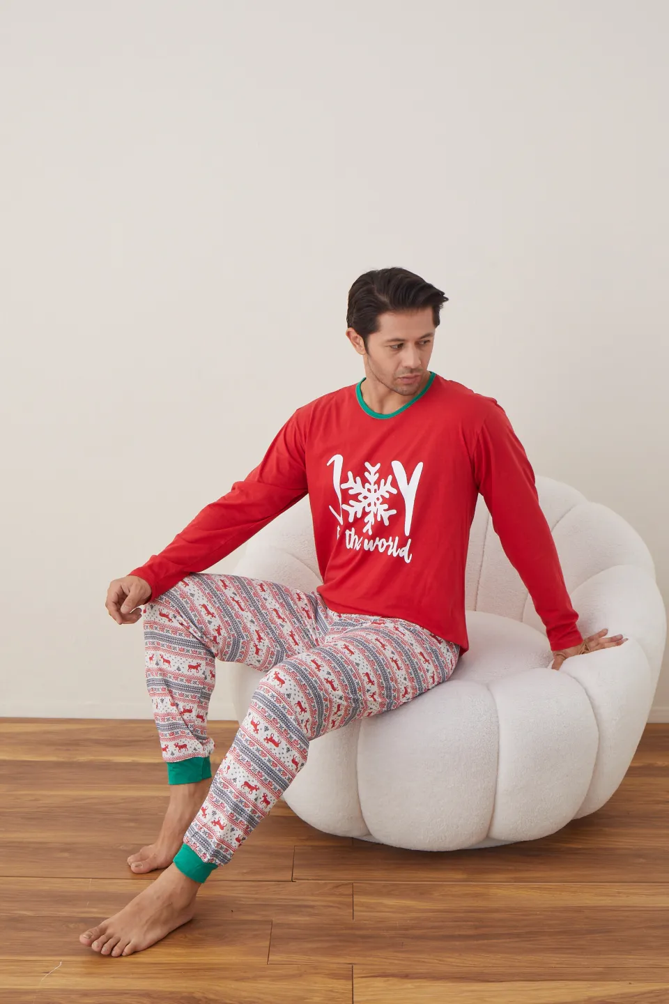 Pijama de Crăciun pentru bărbați, bluză roșie și pantaloni colorați, imprimeu „Joy to the World” - 3