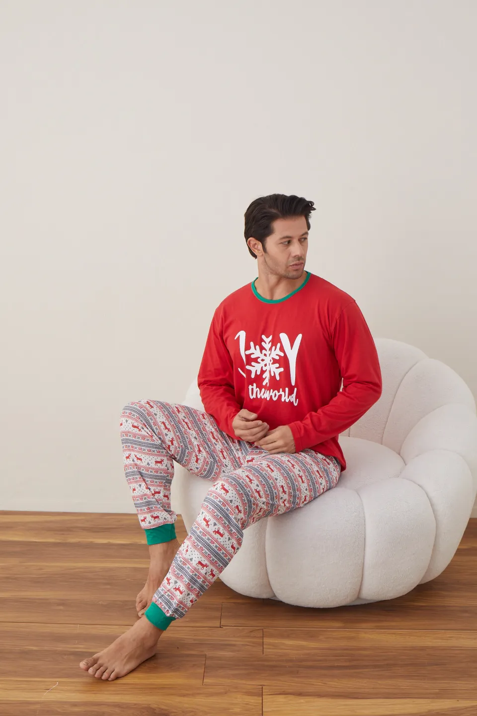 Pijama de Crăciun pentru bărbați, bluză roșie și pantaloni colorați, imprimeu „Joy to the World” - 5