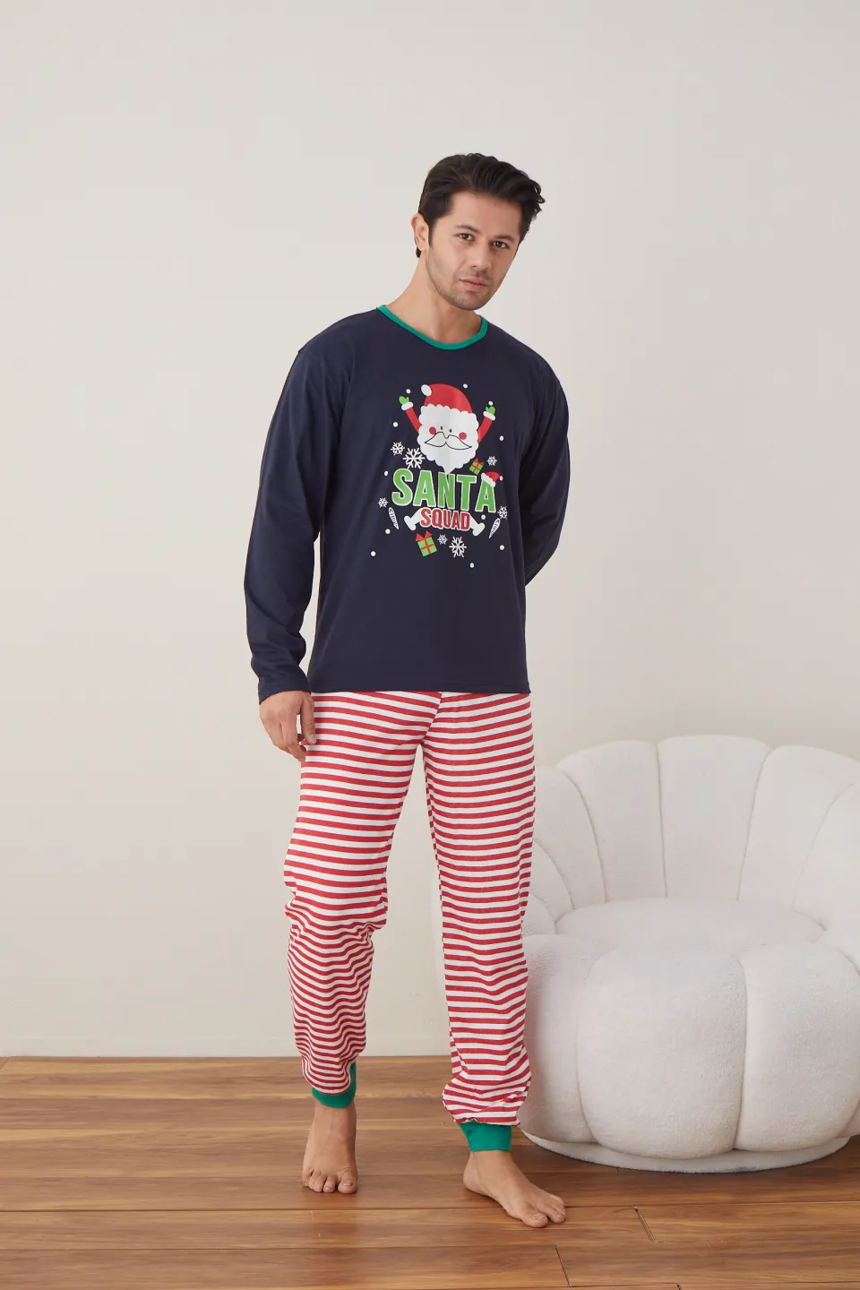 Pijama de Crăciun pentru bărbați, bluză bleumarin și pantaloni cu dungi alb-roșu, imprimeu „Santa Squad” - 2