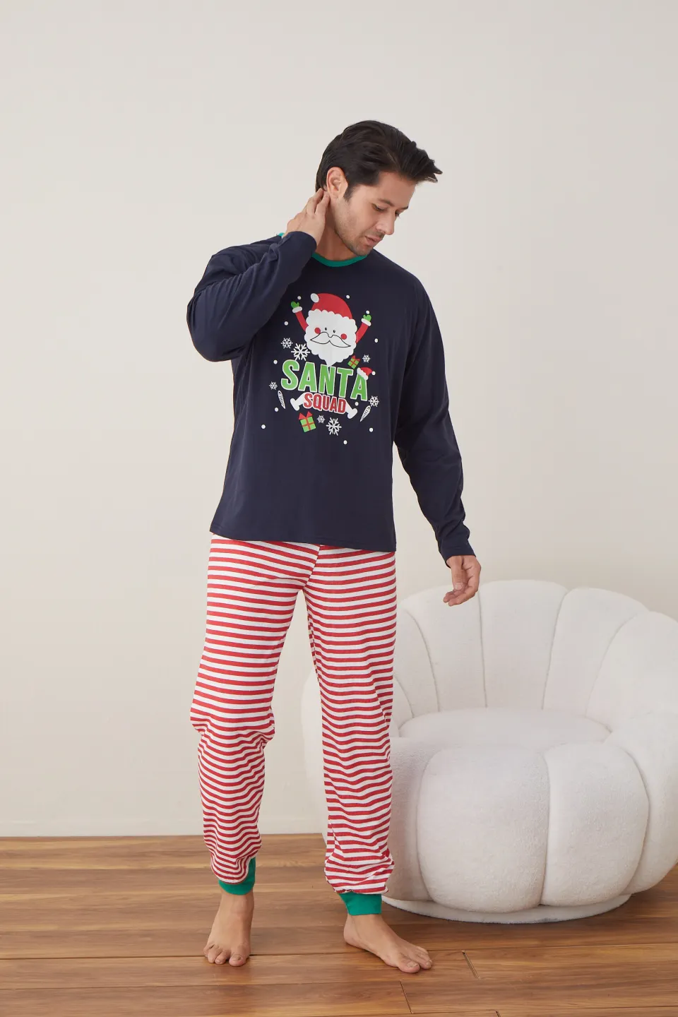 Pijama de Crăciun pentru bărbați, bluză bleumarin și pantaloni cu dungi alb-roșu, imprimeu „Santa Squad” - 3