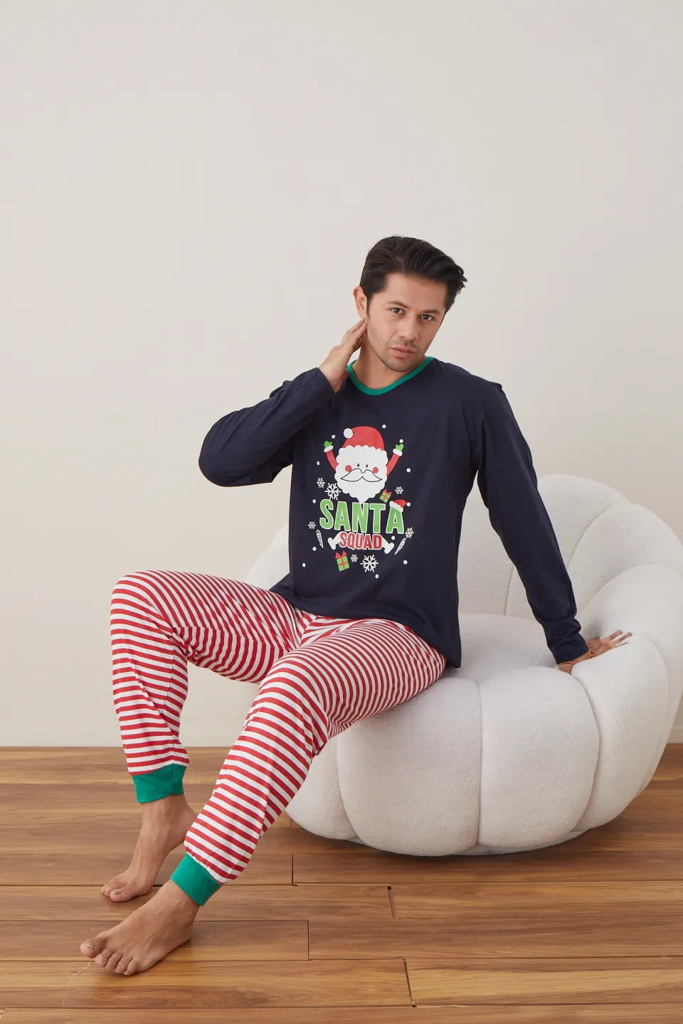 Pijama de Crăciun pentru bărbați, bluză bleumarin și pantaloni cu dungi alb-roșu, imprimeu „Santa Squad” - 6