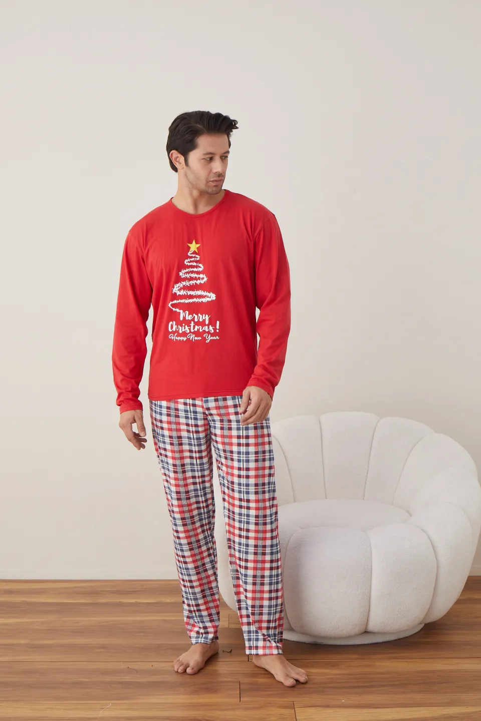 Pijama de Crăciun pentru bărbați, bluză roșie cu imprimeu brad și pantaloni în carouri - 1