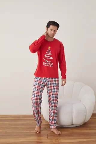 Pijama de Crăciun pentru bărbați, bluză roșie cu imprimeu brad și pantaloni în carouri hover