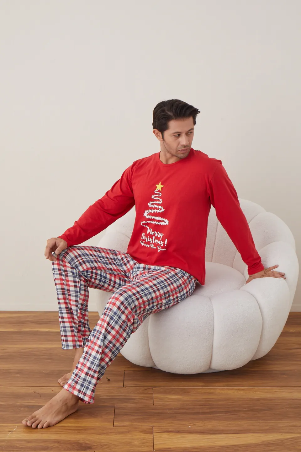 Pijama de Crăciun pentru bărbați, bluză roșie cu imprimeu brad și pantaloni în carouri - 4