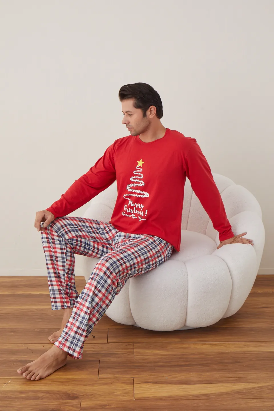 Pijama de Crăciun pentru bărbați, bluză roșie cu imprimeu brad și pantaloni în carouri - 6