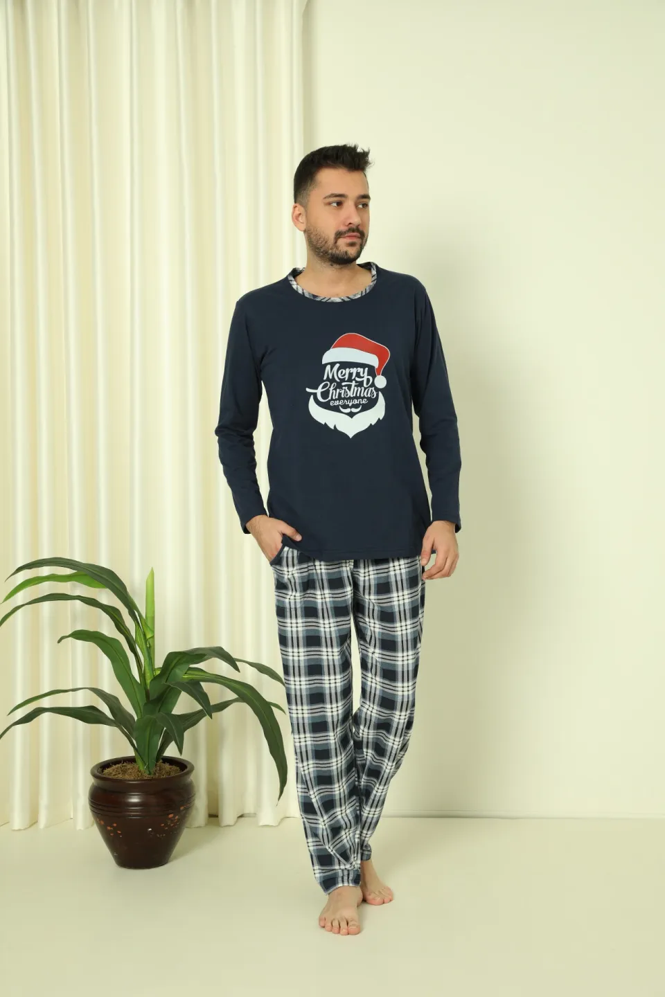 Pijama de Crăciun pentru bărbați, bluză bleumarin și pantaloni bleumarin în carouri, imprimeu „Merry Christmas Everyone” - 2