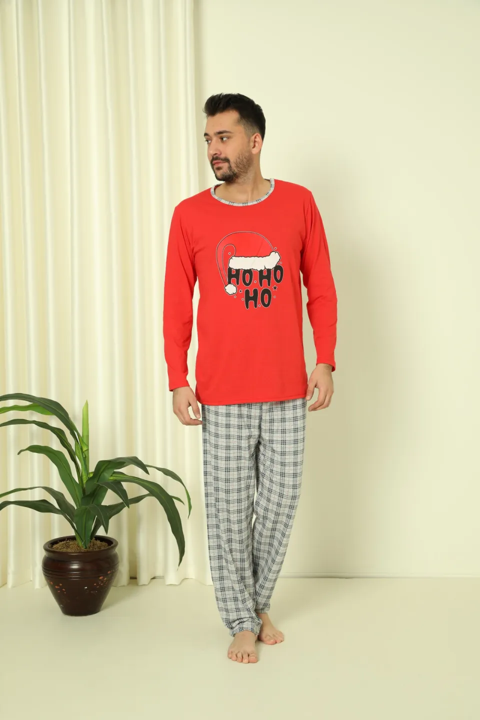 Pijama de Crăciun pentru bărbați, bluză roșie și pantaloni albi în carouri, imprimeu „Ho Ho Ho” - 1