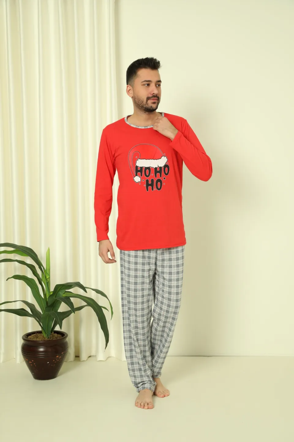 Pijama de Crăciun pentru bărbați, bluză roșie și pantaloni albi în carouri, imprimeu „Ho Ho Ho” - 4