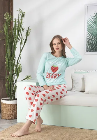 Pijama damă bleu cu mânecă lungă și pantaloni lungi cu inimioare albe, imprimeu „You Are Berry Special”