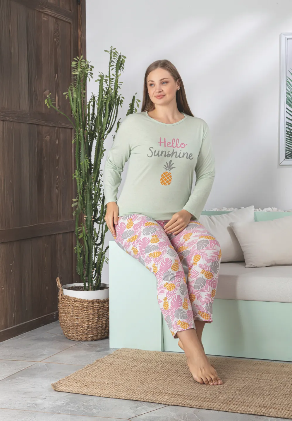 Pijama damă Big Size cu mânecă lungă și pantaloni lungi, bluza verde și pantaloni roz, imprimeu cu ananas - 1