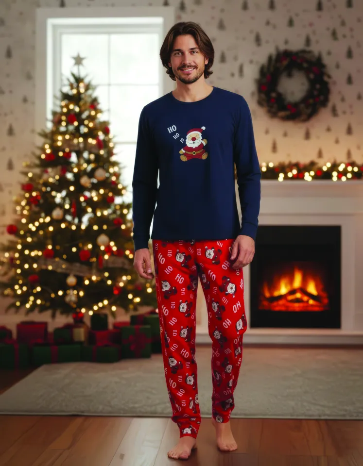 Pijamă Crăciun Bărbați – Bluză Bleumarin și Pantaloni Roșii cu Moș Crăciun „Ho Ho”
