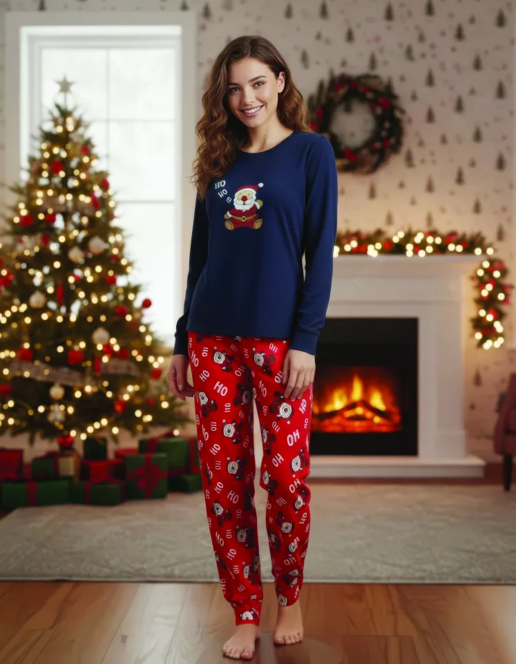 Pijamă Crăciun Damă – Bluză Bleumarin și Pantaloni Roșii cu Moș Crăciun „Ho Ho”
