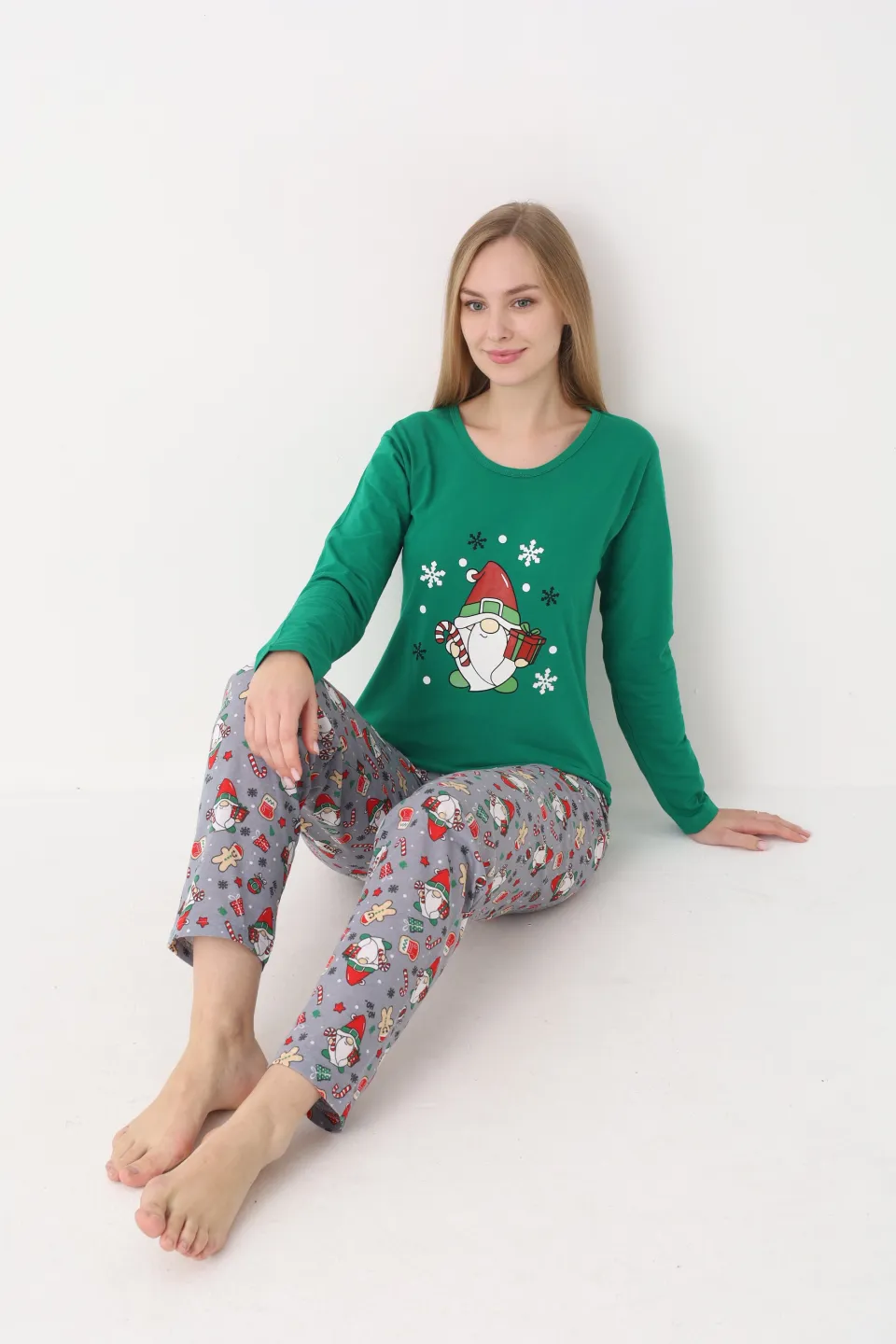 Pijama Crăciun Damă – Bluză Verde & Pantaloni Gri cu Imprimeu Pitic - 2