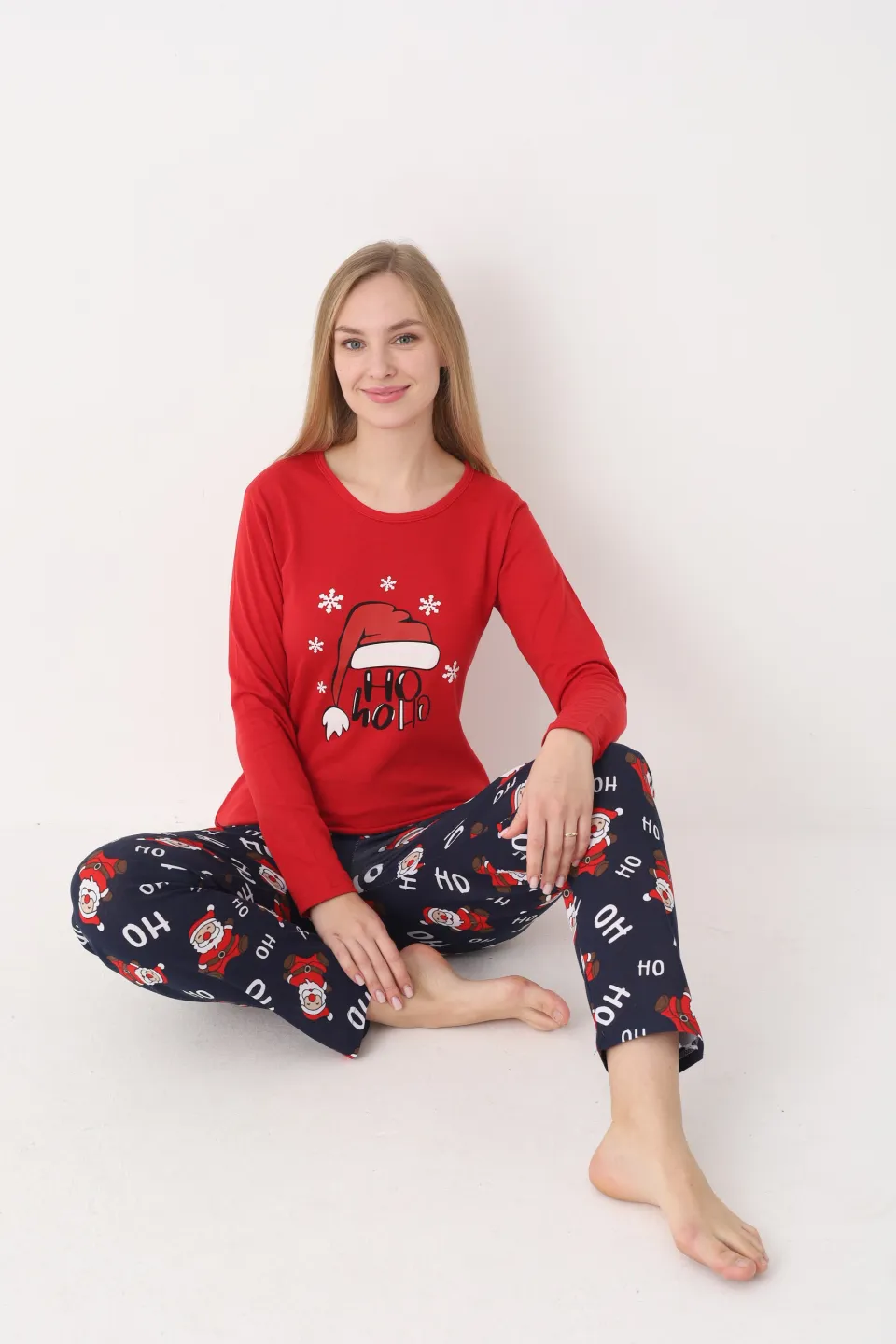 Pijama Crăciun Damă – Bluză Roșie & Pantaloni Bleumarin cu Imprimeu „HO HO HO” - 2