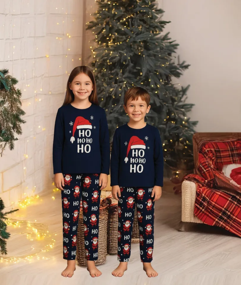 Pijama Crăciun Copii – Set Bleumarin cu Imprimeu „HO HO HO” și Moș Crăciun