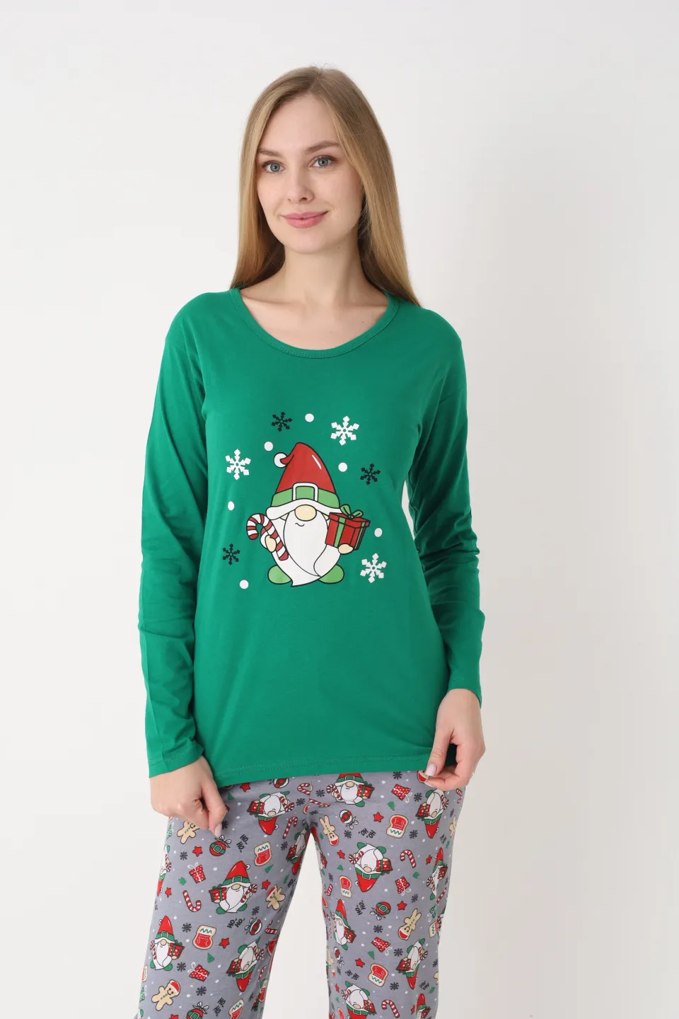 Pijamă Damă Crăciun – Bluză Verde & Pantaloni Gri Deschis, Imprimeu Pitic cu Acadea - 3